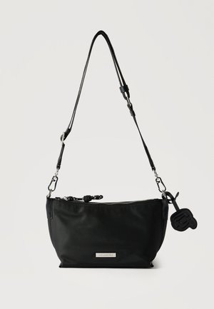 Μαύρη τσάντα ώμου από νάιλον με ρυθμιζόμενο λουράκι, κλείσιμο με φερμουάρ και λογότυπο-γούρι στο πλάι.