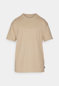 M NSW PREM ESSNTL TEE - T-shirt - bas - khaki