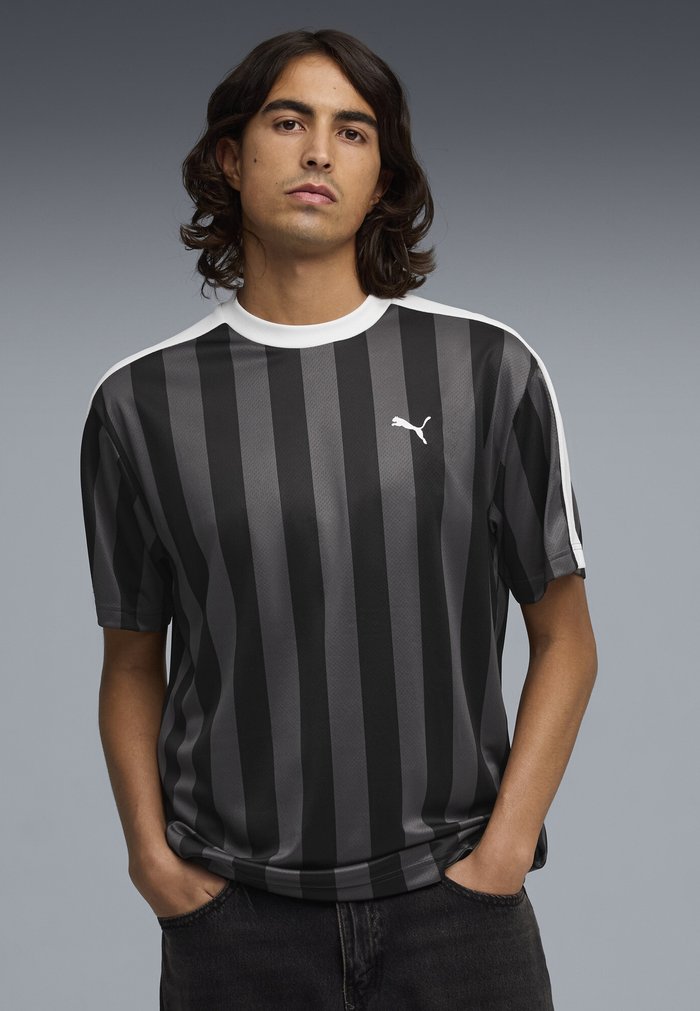 PUMA ESSENTIALS T7 RELAXED FUSSBALLTRIKOT - Print T-shirt - black