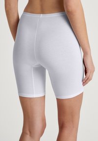Witte katoenshorts met een snit tot halverwege de dij, een zachte textuur en zonder zichtbare patronen of hardware, met een eenvoudig ontwerp van de tailleband.