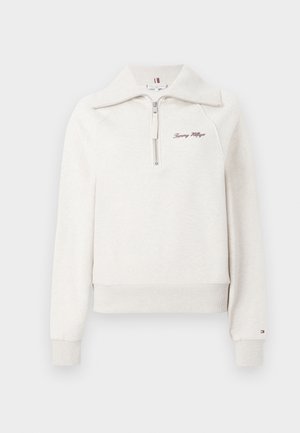 Gai pelēks ceturtdaļas rāvējslēdzēja džemperis ar augstu apkakli, ribotiem piedurkņu galiem un apakšklašu, uz kura ir izšūts "Tommy Hilfiger" bordo krāsā.