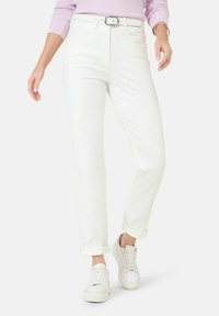 Pantalon en coton blanc avec une coupe droite, des ourlets retroussés, un style à cinq poches et une ceinture assortie avec une boucle en argent. Texture douce.