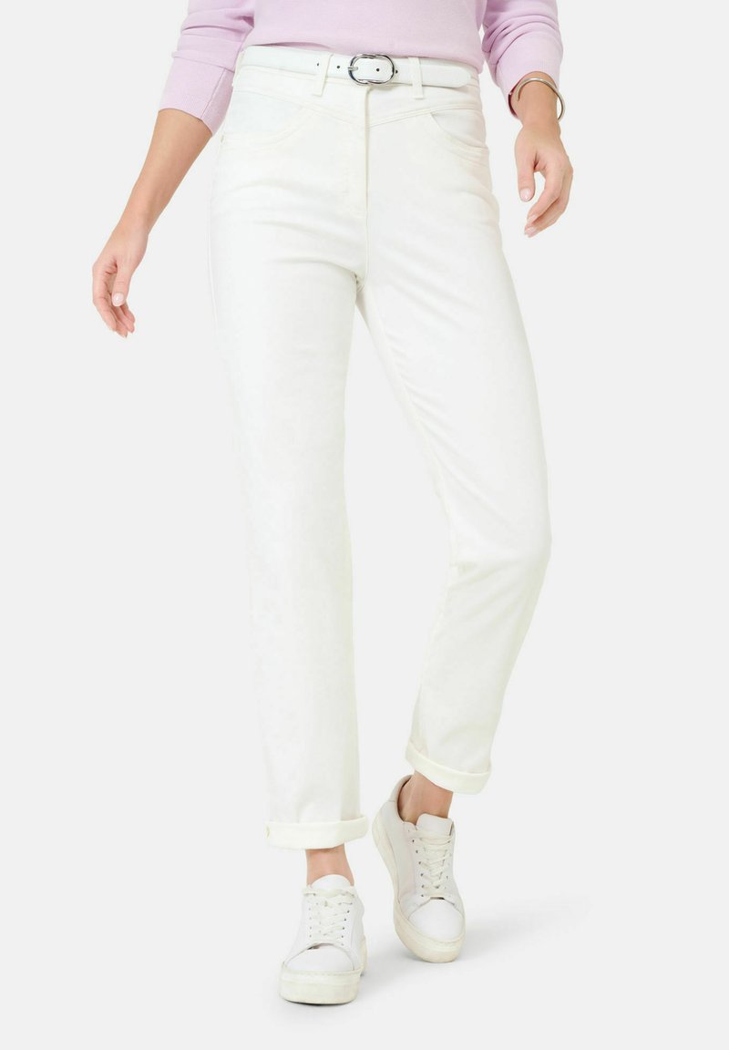 Pantalon en coton blanc avec une coupe droite, des ourlets retroussés, un style à cinq poches et une ceinture assortie avec une boucle en argent. Texture douce.