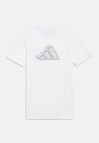 Valge lühikeste varrukatega t-särk, millel on musta joonega geomeetriline muster, kus on kolm järjest kasvavat plokku tagakülje keskel.