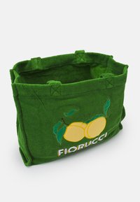 Grön frotté tote bag med broderi av gula frukter och texten "FIORUCCI". Designad med två stabila handtag och ett rymligt inre.