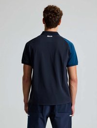Kurzarm-Poloshirt mit marineblauen und türkisfarbenen Farbkombinationen, geradem Saum und einem Kragen. Logo auf der Rückseite, aus einem glatten Stoff gefertigt.