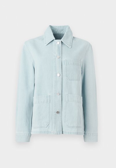 Svijetloplavi traper jakna s ovratnikom, prednjim džepovima i srebrnim gumbima. Tkanina ima glatku teksturu i ležeran dizajn.