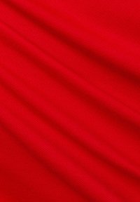 Rode textuurstof met een gladde oppervlakte, voorzien van een consistent weefpatroon en een zachte uitstraling, geschikt voor verschillende toepassingen.