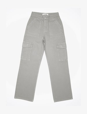 Szare spodnie cargo wykonane z trwałego materiału bawełnianego, z wieloma kieszeniami, wysokim stanem oraz prostymi nogawkami o gładkiej fakturze.