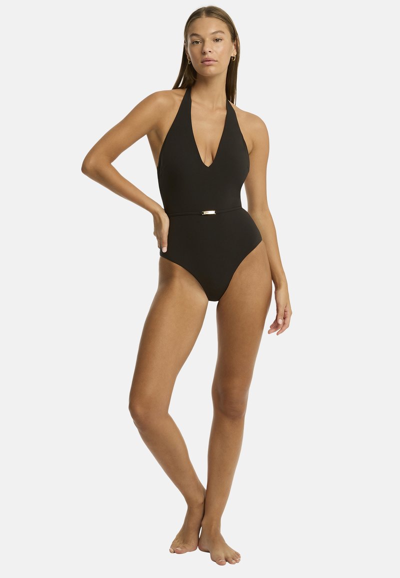 Czarny jednoczęściowy strój kąpielowy z dekoltem na halter, głębokim V-kształtnym przodem, wysokim wycięciem na nogi oraz złotym akcentem w pasie. Gładka faktura.