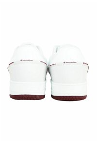 Chaussures de sport blanches avec semelles texturées bordeaux, affichant un design minimaliste et le logo "Champion" en bordeaux à l'arrière.
