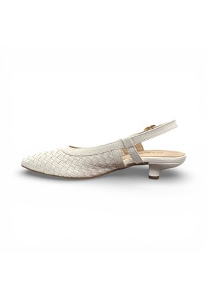 Witte geweven leren slingback schoen met puntige neus en lage kittenheel, vastgemaakt met een enkelbandje met een gouden gesp.
