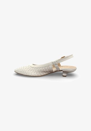 Chaussure slingback en cuir tressé blanc avec bout pointu et petit talon kitten, maintenue par une bride à la cheville avec une boucle dorée.