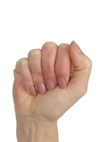 Eine Hand mit sorgfältig manikürten Nägeln, die in Hellrosa lackiert sind. Die Haut ist hell und es sind sichtbare Handgelenke und Knöchel zu erkennen, die eine subtile Textur und Konturen zeigen.