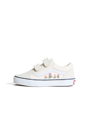 Biały niskoprofilowy sneaker z dwoma paskami na rzepy, białym paskiem bocznym i małymi haftowanymi kwiatami w kolorze różowym i fioletowym wzdłuż zewnętrznej strony.