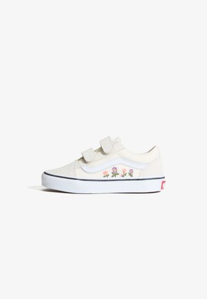 Biały niskoprofilowy sneaker z dwoma paskami na rzepy, białym paskiem bocznym i małymi haftowanymi kwiatami w kolorze różowym i fioletowym wzdłuż zewnętrznej strony.