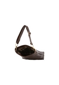 Bruine leren schoudertas met een gestructureerde vorm, voorzien van een geruite voering, gouden hardware en een verstelbare schouderband.