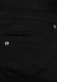 Jeans in denim nero con un classico design a cinque tasche, texture liscia e dettagli in metallo argentato per maggiore resistenza e stile.