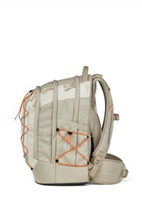 Beige Rucksack mit robuster Bauweise, ausgestattet mit orangefarbenen elastischen Akzenten, mehreren Reißverschlusstaschen und gepolsterten Schultergurten für zusätzlichen Komfort.