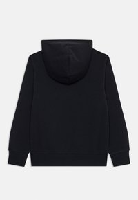 Felpa nera con cappuccio in tessuto morbido, caratterizzata da un design semplice con cappuccio e maniche lunghe. Nessun motivo visibile o dettagli metallici.