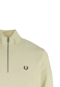 Sudadera cremosa con cremallera, featuring a high collar, cremallera central, y un pequeño logo burdeos con un diseño de laurel en el pecho.