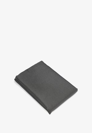 Grijs gevouwen stof met een textuur oppervlak en subtiel patroon, met schone randen en een rechthoekige vorm. Ideaal voor verschillende toepassingen.