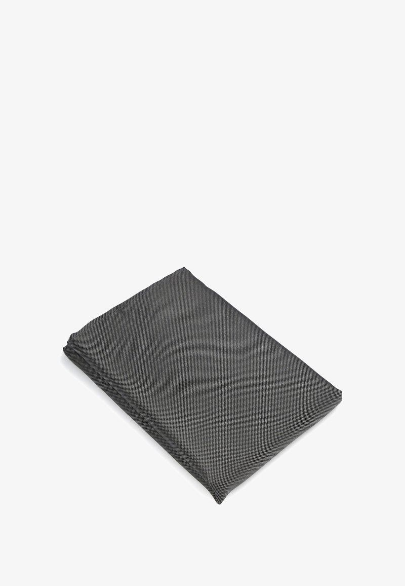 Grijs gevouwen stof met een textuur oppervlak en subtiel patroon, met schone randen en een rechthoekige vorm. Ideaal voor verschillende toepassingen.