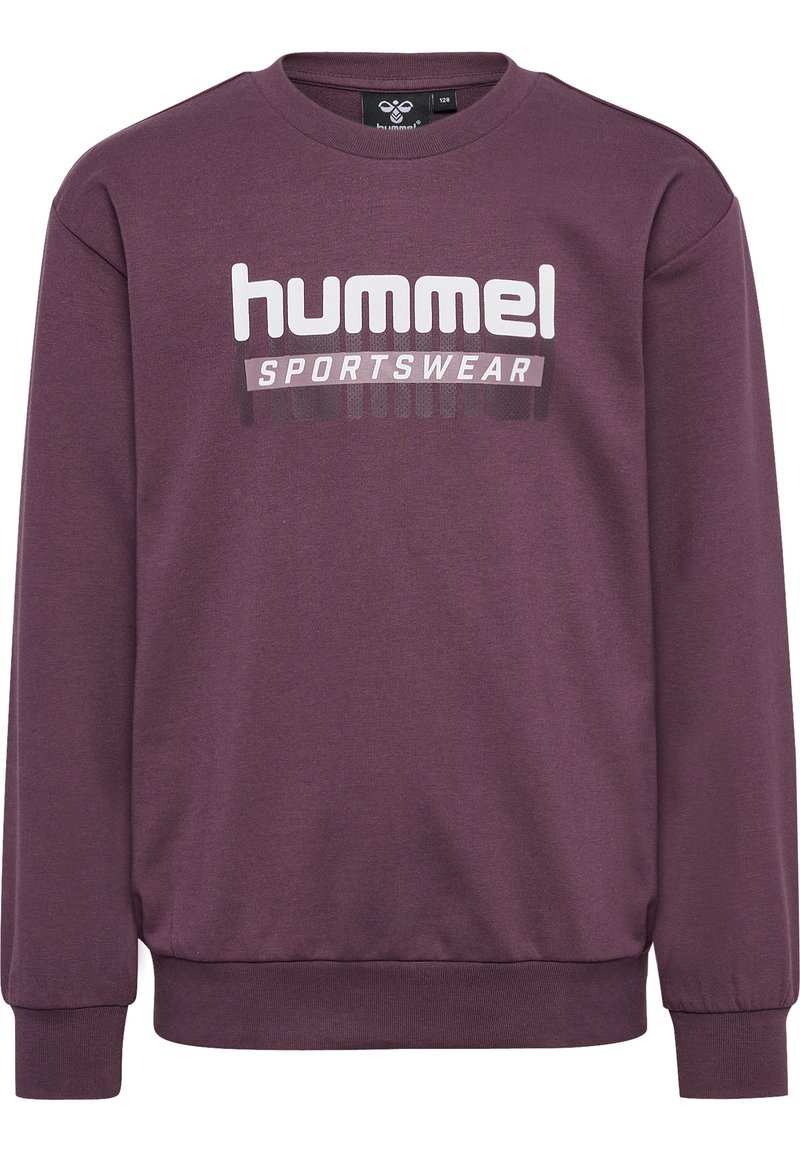 Lilla hettegenser med lange ermer, ribbestrikkede mansjetter og kant, med en fremtredende hvit logo "hummel" og "SPORTSWEAR" trykt på forsiden.