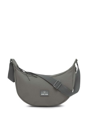 Šedá látková taška přes rameno s zakřiveným designem, vyrobená z odolné tkaniny. Obsahuje zipové uzavření, nastavitelný popruh a logo na přední straně.