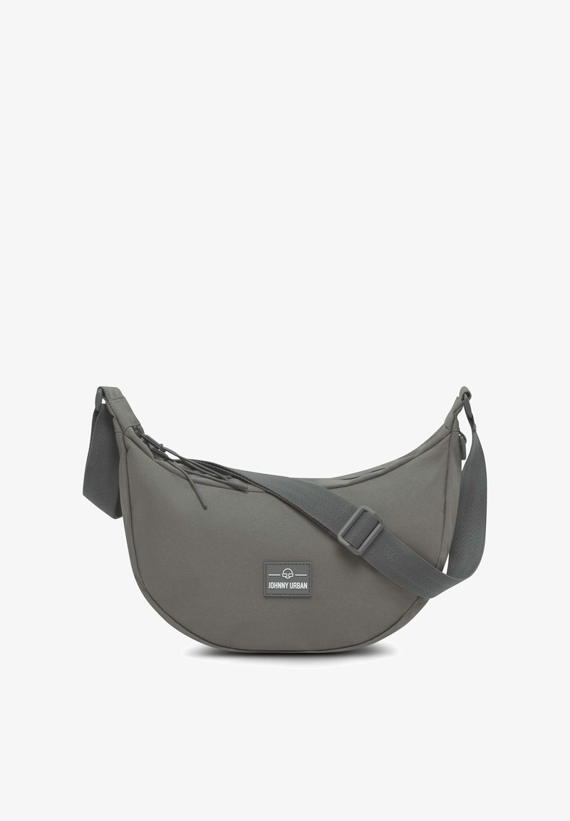 Sac à bandoulière gris au design incurvé, fabriqué en tissu durable. Il dispose d'une fermeture éclair, d'une sangle réglable et d'un patch logo à l'avant.