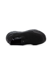 Zapatilla deportiva negra con parte superior de malla texturizada, diseño elegante y suela flexible con una pestaña para facilitar su calzado.