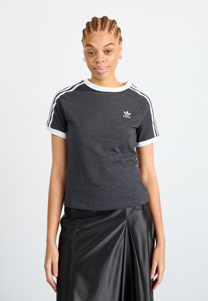 Grijze sportt-shirt met witte ribbels bij de kraag en mouwen, voorzien van drie witte strepen op de schouders en een klein logo.