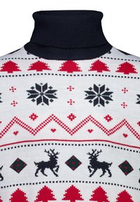Maglione bianco lavorato a maglia con collo alto nero, caratterizzato da motivi a tema festivo in rosso, nero e verde, tra cui renne, alberi e fiocchi di neve.