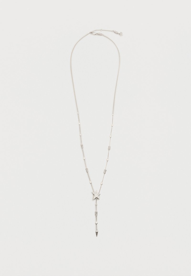 Sudraba ķēdes kaklarota ar mazām apļveida pērlēm, zvaigznes formas piekariņu un vertikālu pilienu, kas beidzas ar trīsstūra burtiņu.