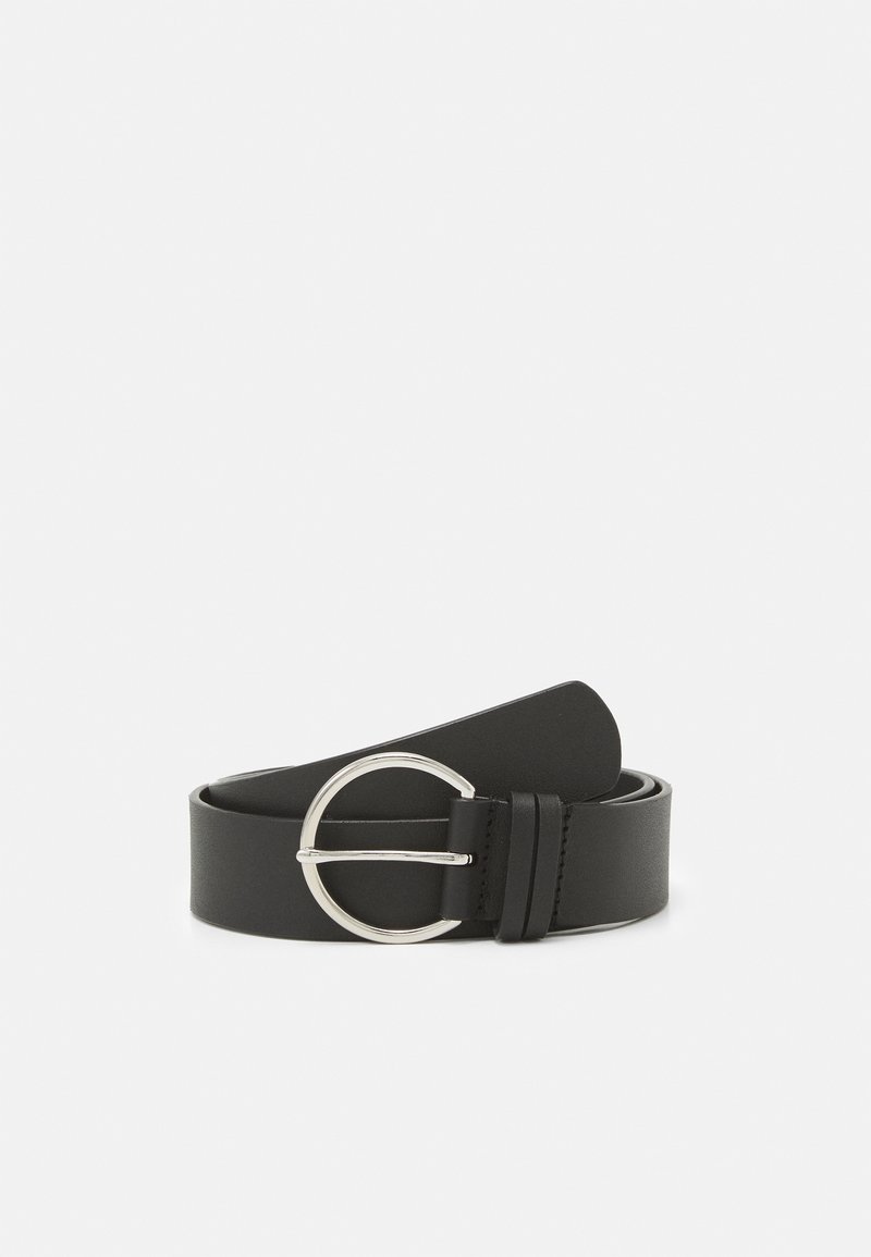 Ceinture en cuir noir enroulée avec une boucle en métal argenté arrondie sur fond blanc.