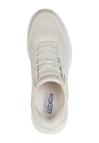 Baskets slip-on beige clair en mesh et matériau synthétique, présentant un motif texturé, un bout arrondi et des lacets à l'avant.