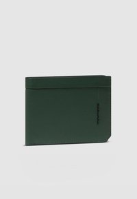 Portafoglio verde in pelle con una texture liscia, forma rettangolare e design sottile. Presenta un logo discreto e cuciture minime.