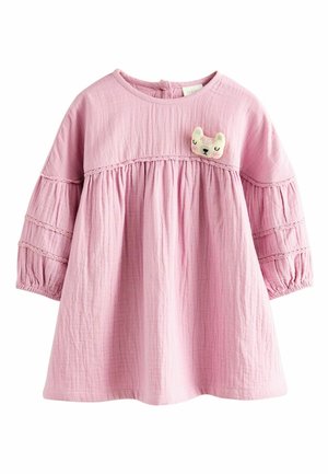 Robe en coton rose avec de longues manches bouffantes, buste froncé, dentelle et un appliqué d'ours sur la poitrine. Tissu texturé.