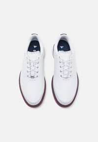 adidas Golf MODERN CLASSIC 80 SPIKELESS - Golfskor - footwear white/collegiate navy/better scarlet