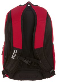 Mochila roja y negra con correas acolchadas de malla, hebillas ajustables y un logotipo prominente. Presenta un diseño moderno y elegante con tejido texturizado.