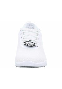 Sneakers bianchi antiscivolo con tomaia in rete, punta tonda, chiusura con lacci e soletta in schiuma memory per il massimo comfort. Suola piatta in gomma.