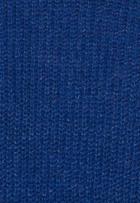 Tissu tricoté bleu avec une texture fine, présentant une couleur vive et uniforme ainsi qu'un motif cohérent tout au long.