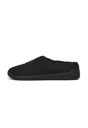 Schwarzer Slip-On-Hausschuh mit gesteppter Oberseite, weichem Kunstfellfutter und dicker strukturierter Sohle für innen und außen.