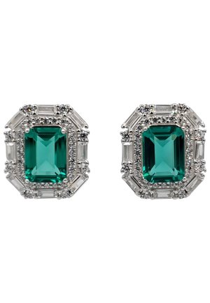Des pierres vertes taillées en émeraude entourées de petits diamants ronds et baguettes dans un cadre octogonal en argent, créant un design complexe et superposé.