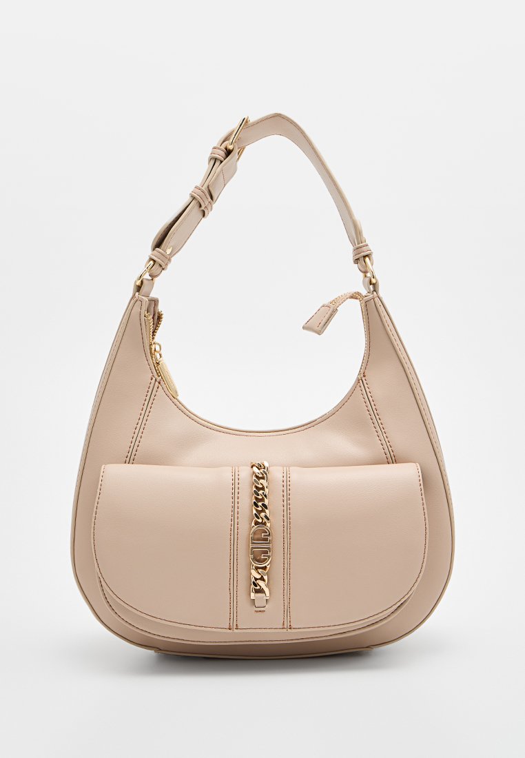 Borsa a spalla in pelle beige con tasca frontale, dettaglio in catena dorata, tracolla regolabile e zip superiore.