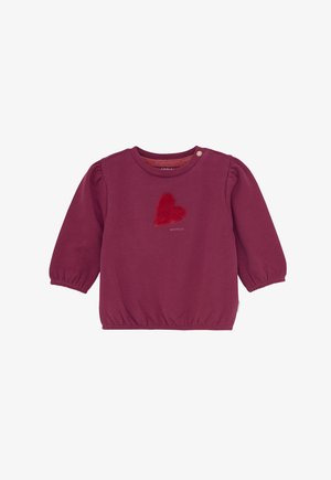 Bordeaux kleurige peuter t-shirt met lange mouwen, elastische boorden en onderkant, knoop op de schouder en een fuzzy rood hartontwerp in het midden van de voorkant.