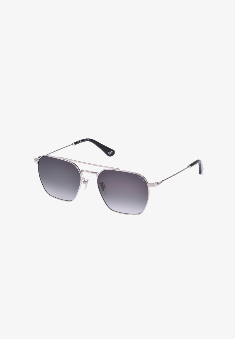 Lunettes de soleil aviateur à monture métallique argentée avec verres à dégradé foncé et branches noires, présentées sur fond blanc.