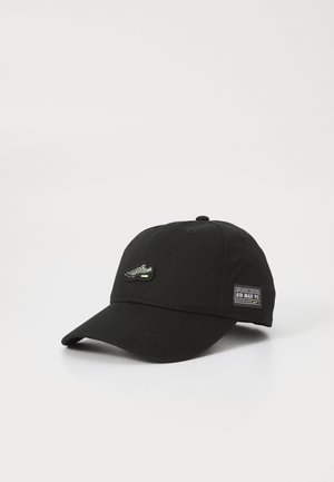 Boné de baseball preto em algodão com um visor arredondado, apresentando um logótipo de ténis na parte da frente e um pequeno rótulo na lateral.