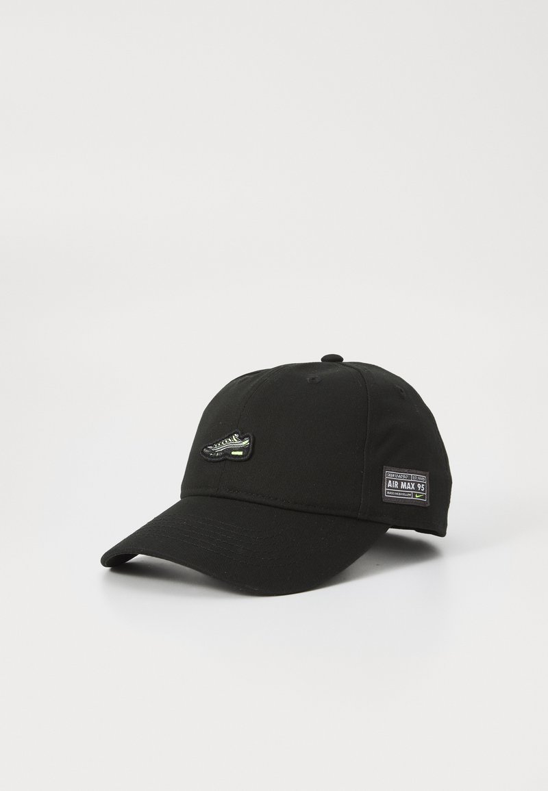 Boné de baseball preto em algodão com um visor arredondado, apresentando um logótipo de ténis na parte da frente e um pequeno rótulo na lateral.