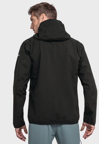 Schwarze wasserdichte Jacke mit Kapuze, mit einer glatten Oberfläche, elastischen Bündchen und einem leichten Stretch für Komfort. Rückansicht angezeigt.